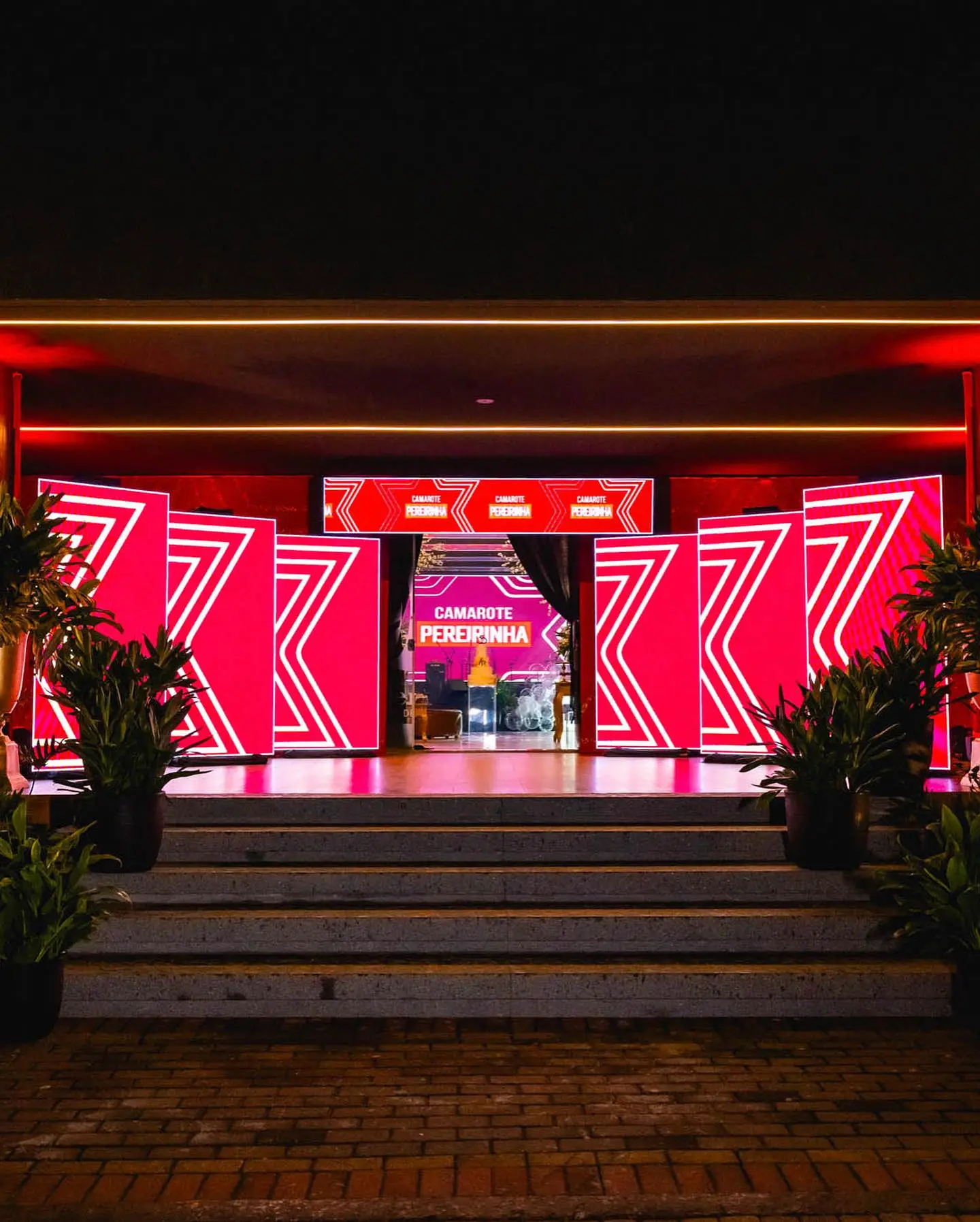 Painéis de LED na entrada do evento