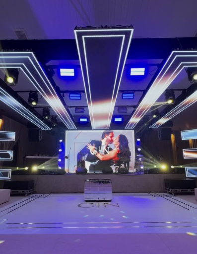 Casamento com painel de LED e iluminação cênica