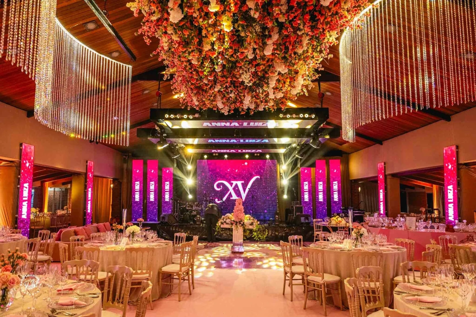 Entrada da debutante com painéis de LED e iluminação