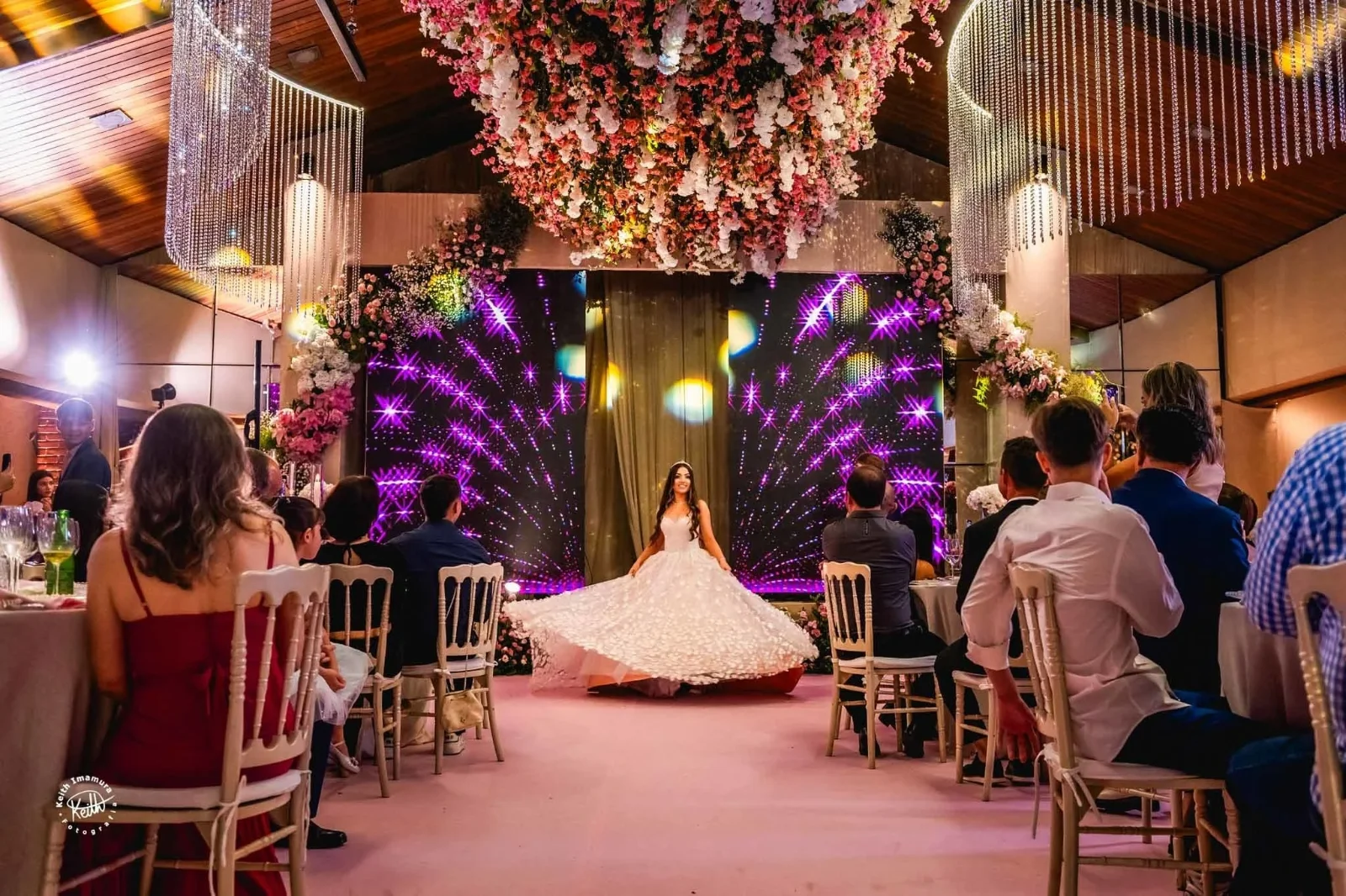 Debutante dançando em frente ao painel de LED