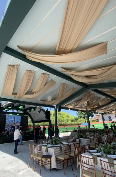 Tenda montada para receber os convidados da festa